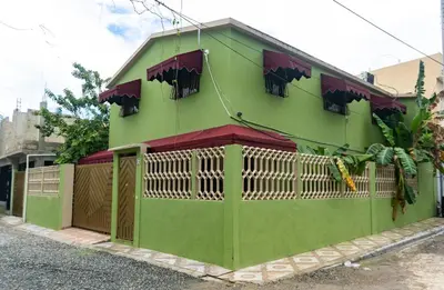 a green building with windows on the side of it at Casa de 2 Habitaciones in Los Frailes