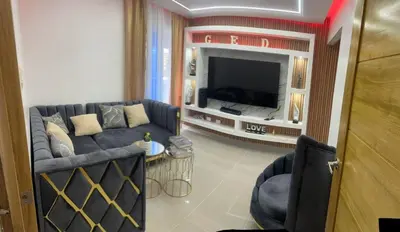 a living room with a couch and a television at Amplio y Acogedor Apartamento Cerca de Todo in Juan López
