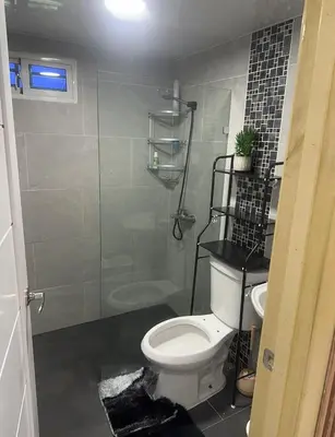 a bathroom with a toilet and a glass shower at Amplio y Acogedor Apartamento Cerca de Todo in Juan López