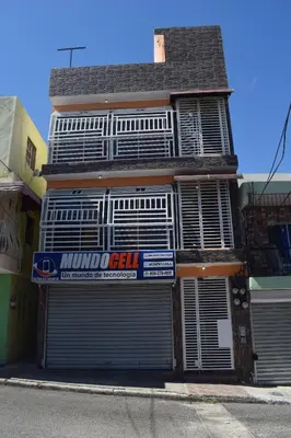 a building with a sign on the side of it at Hogar lejos de casa, piscina in San Cristóbal