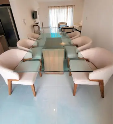 a glass dining room table with chairs and a glass table at Apartamento moderno 3H en TREO zona metropolitana in Santiago de los Caballeros