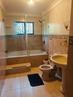 a bathroom with a tub and a toilet and a sink at Habitación cuádruple Casa Grande Corales del Sur in La Viva