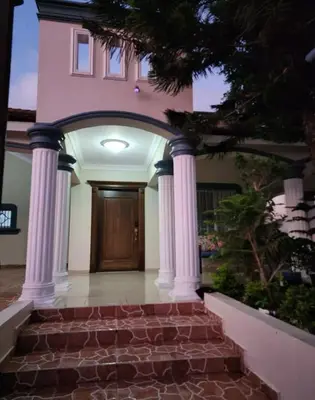 a building with white columns and a door at Encantadora Casa Familiar en Santiago in Santiago de los Caballeros