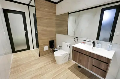 a bathroom with a toilet and a sink and a mirror at Lujoso Penthouse frente a la Playa de Boca Chica in Boca Chica