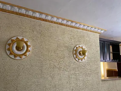a wall with gold plates on a wall at casa en Puerto Plata para 2 in San Felipe de Puerto Plata