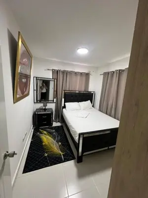 a small bedroom with a bed and a mirror at Hermoso y amplio apartamento de 3 habitaciones y 2 baños ! in San Pedro de Macorís