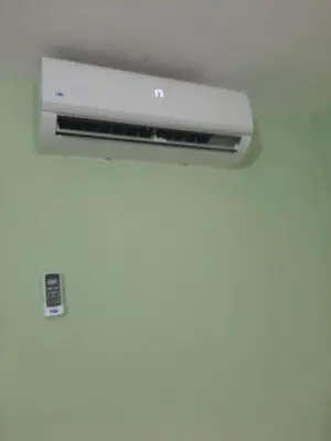 a wall mounted air conditioner in a room at Tarde trankila in Sabana de Nisibón