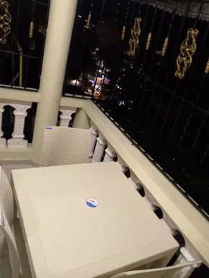 a white bench sitting on top of a balcony at confor y seguridad in Santo Domingo