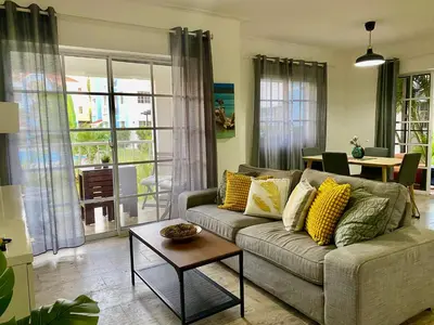 a living room with a couch and a table at Un Lugar Único y Céntrico RD Los Corales in Punta Cana