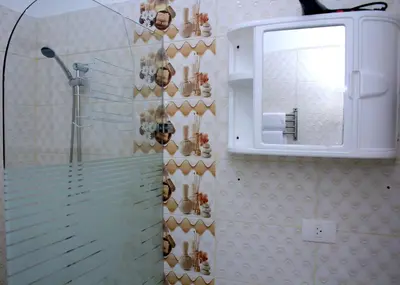 a bathroom with a shower and a mirror at RGgrup in Pantoja