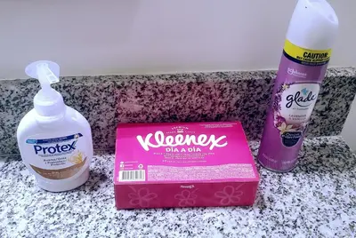 a counter with a bottle of mascara and a box of toothpaste at la fenice un apartamento de ensueño en Las Terrenas playa Punta Popy in Las Terrenas