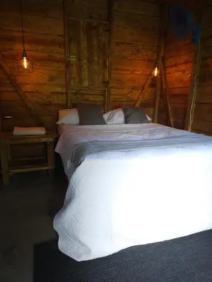 a bedroom with two beds in a wooden cabin at Cabañas en las Montañas in San Cristóbal