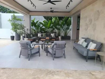 a living room with a couch and a table and chairs at Lujoso exclusivo próximo monumento in Santiago de los Caballeros