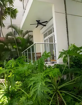a house with a window and a propellor at Club Hemingway Amplio Apartamento en la Playa de Juan Dolio in Los Corrales