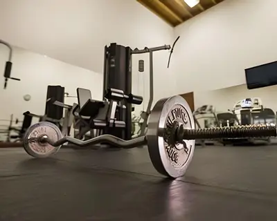 a vehicle with a wheel in a gym at Club Hemingway Amplio Apartamento en la Playa de Juan Dolio in Los Corrales