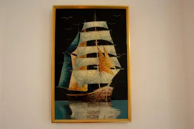 a painting of a ship on a wall at Apartamento tranquilo y cómodo in La Javilla