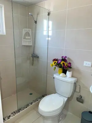 a bathroom with a toilet and a shower with flowers at Tranquilo Apartamento de 3 habitaciones in Los Paredones