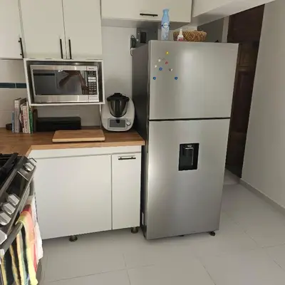 a kitchen with a refrigerator and a microwave at Villa del sol in Infiernito