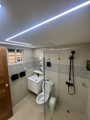 a bathroom with a toilet and a glass shower at Apartamento de Lujo in La Estrella