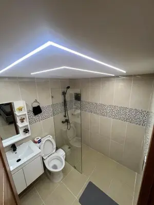 a bathroom with a toilet and a shower and a sink at Apartamento de Lujo in La Estrella