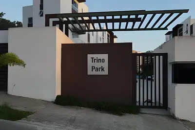 a entrance to a building with a sign that reads intro park at LD House Luxury Próximo embajada EEUU in Jacagua