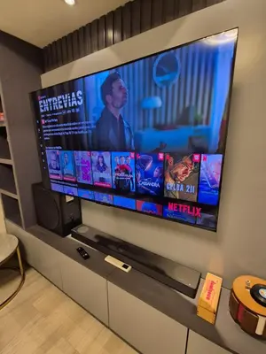 a flat screen tv on a wall in a living room at LD House Luxury Próximo embajada EEUU in Jacagua
