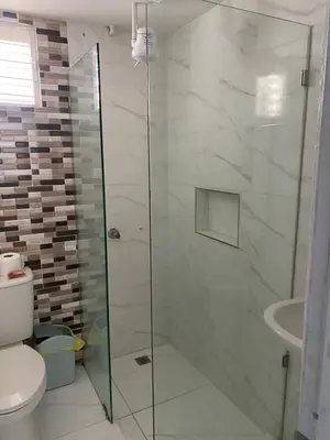 a bathroom with a glass shower with a toilet at Apartamento 2 Habitaciones BO in Santiago de los Caballeros