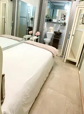 a bedroom with a bed and a bathroom with a toilet at Jacqueline in Santo Domingo