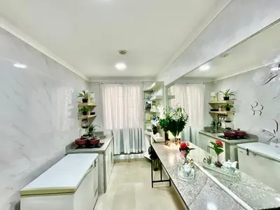 a large white room with two sinks and flowers at Jacqueline in Santo Domingo