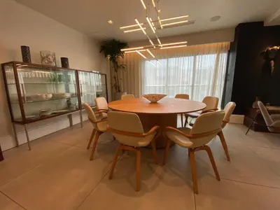 a dining room with a wooden table and chairs at Hermoso apartamento en el centro de la coudadt in Santo Domingo