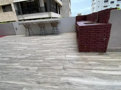 a patio with three chairs and a bench on a building at Hermoso apartamento en el centro de la coudadt in Santo Domingo