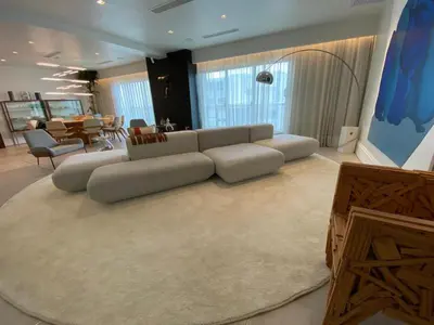 a large living room with a couch and a table at Hermoso apartamento en el centro de la coudadt in Santo Domingo