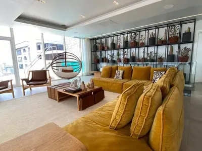 a living room with a yellow couch and a table at Hermoso apartamento en el centro de la coudadt in Santo Domingo