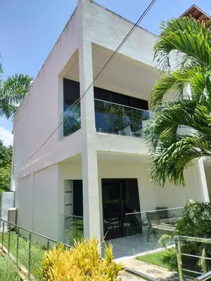 a white house with a palm tree in front of it at Vacacional Laas Pascualas in Sánchez