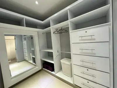 a walk in closet with white drawers and a mirror at Casa en la Autopista de San Isidro in Hainamosa