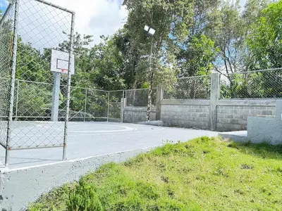 a basketball court with a net and a basketball hoop at villa el naciente in La Cuaba