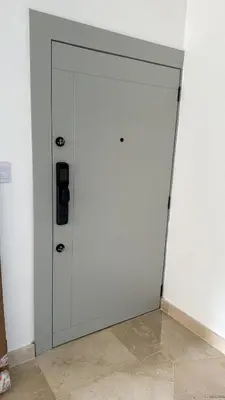 a white door with a parking meter next to a wall at Torre DOÑA EVA in Santo Domingo