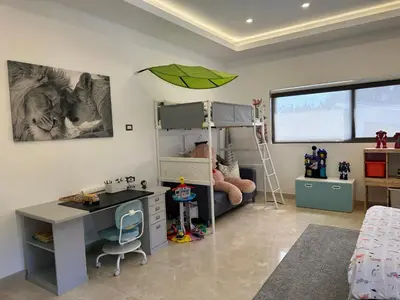 a bedroom with a desk and a bunk bed at Villa paraíso in Juan Dolio
