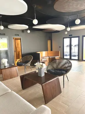a living room with two chairs and a table at Comfortable apartmento en el centro de la ciudad con piscina y gym in Santo Domingo