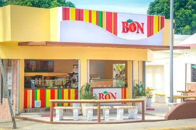 a fast food restaurant with a table in front of it at Comfortable apartmento en el centro de la ciudad con piscina y gym in Santo Domingo