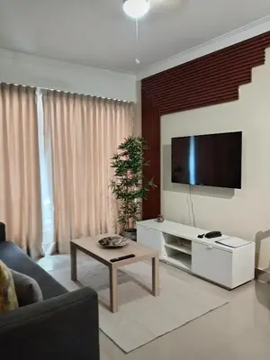 a living room with a couch and a tv on a wall at Céntrico y acogedor apartamento en Bella Vista in Santo Domingo