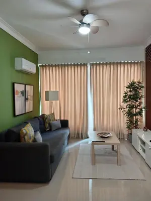 a living room with a couch and a table at Céntrico y acogedor apartamento en Bella Vista in Santo Domingo