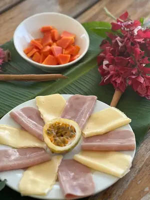 a plate of meats and cheese and a bowl of fruit at Villa blanca chambre d'hôtes vue sur mer in Las Terrenas