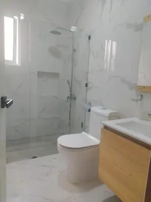 a bathroom with a toilet and a shower and a sink at Acogedor apartamento a cerca de la playa in San Felipe de Puerto Plata