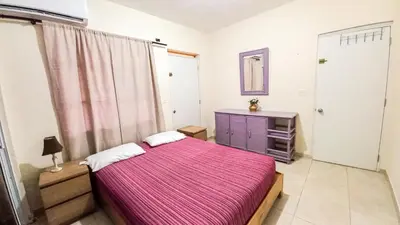 a bedroom with a bed with a pink blanket at Apartamento de 2 habitaciones in Colorado