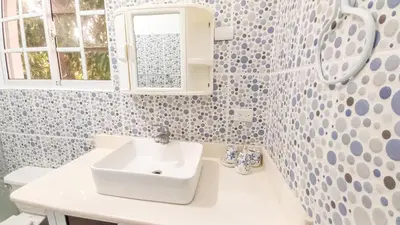 a bathroom with a sink and a mirror at Apartamento de 2 habitaciones in Colorado