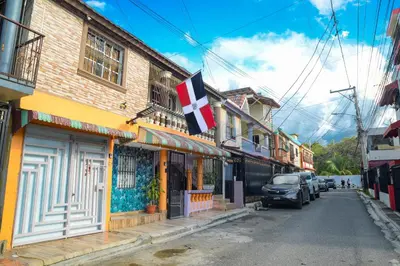 a city street with a flag on a building at HERMOS APARTAMENTo in Santiago de los Caballeros
