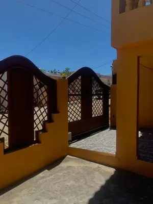 a gate to a house with a yellow fence at Casa modesta para disfrutar in Colorado