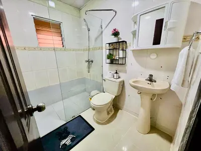 a bathroom with a toilet and a shower and a sink at Oasis de Paz 04 in Colorado