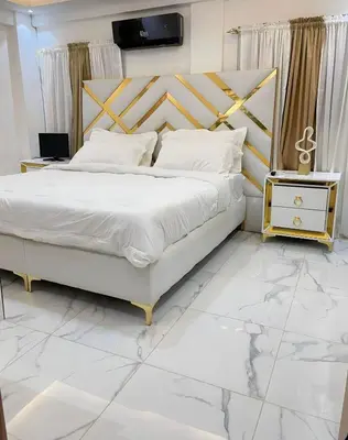a bedroom with a large bed with white marble floors at Villa súper cómoda 3 habitaciones con piscina in Juan López